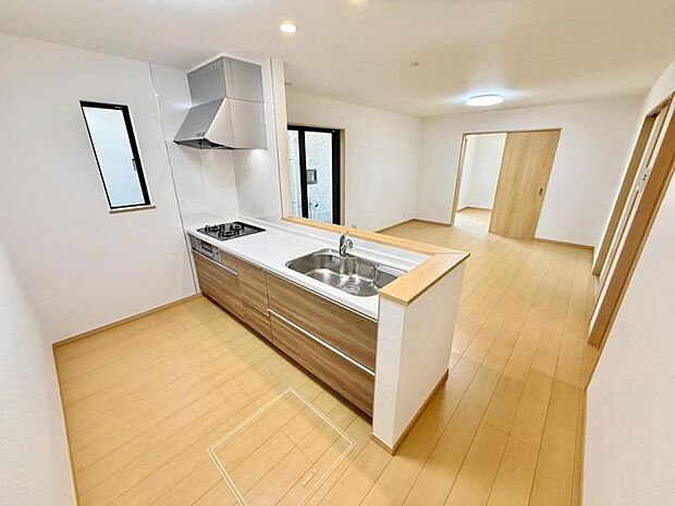 開放感はもちろん、お子様から目を離さずにお料理ができる為、ママに大好評の対面キッチンです！