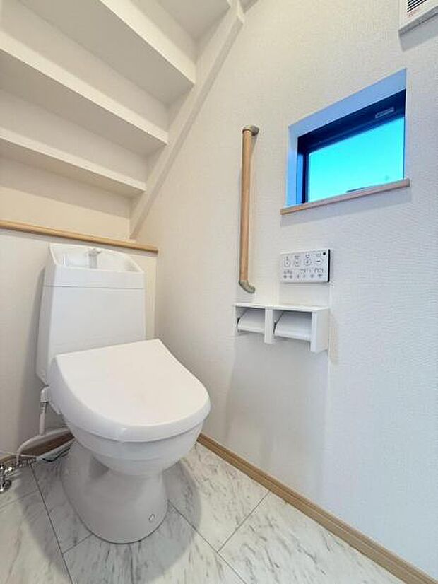 白を基調とした清潔感のあるウォシュレット付きのトイレはリラックスできる空間です。