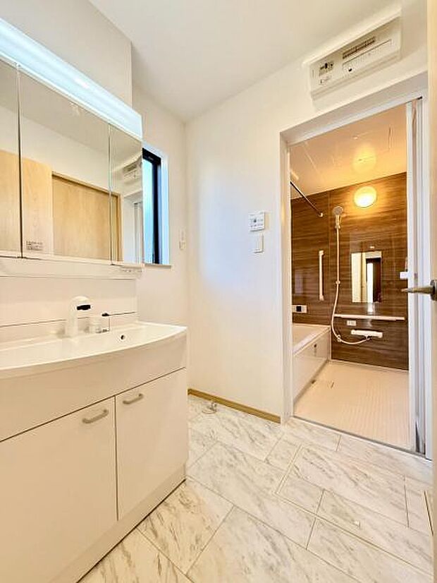 お化粧道具や洗剤のストックもしっかり収納出来る洗面化粧台＋*