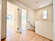 《2階ホール》2階4部屋。お子さまが3人のご家庭にもおすすめ。