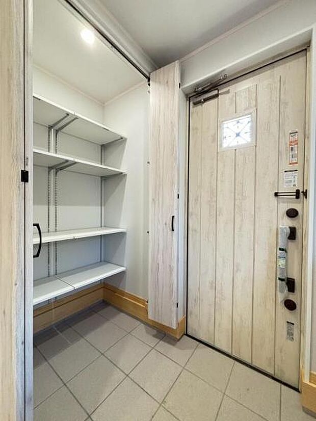 (玄関)シューズインクローゼットは靴だけでなくベビーカーやゴルフバッグも置ける広さがあります。