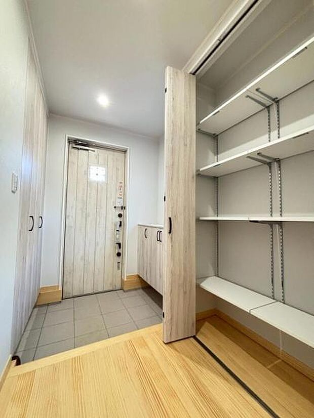 (玄関・廊下)散らかりがちな玄関もスッキリまとまる玄関収納!家族分の夏・冬靴もしっかり収納出来ます〇