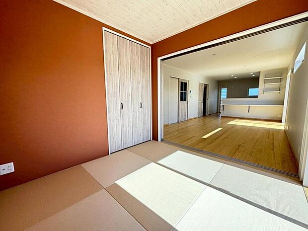 (1階和室4.5帖)リビングとつながる和室は開放してリビングの一部としても使用できます。