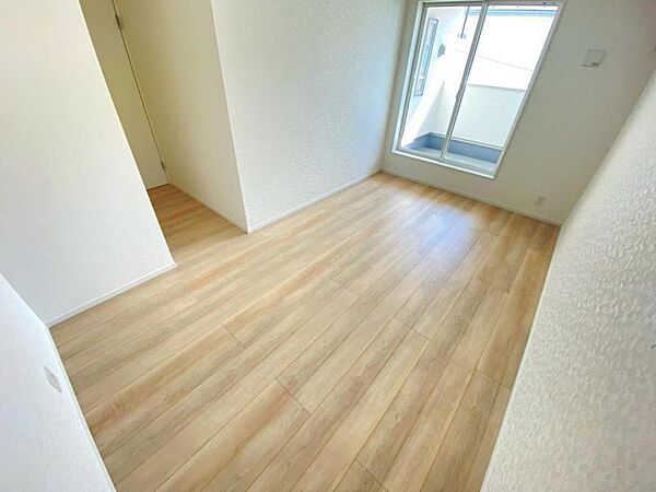 《洋室8.5帖》バルコニーに面した明るい室内。ベッドを置いても余裕の空間です＊*