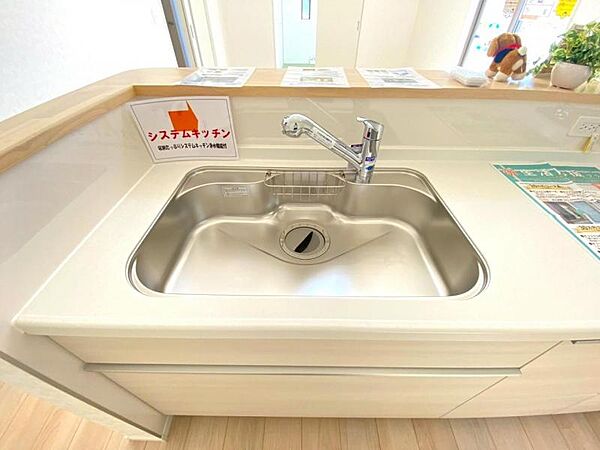 《設備：シンク》浄水器一体型の水栓が標準仕様！スペースも広く大きな鍋も楽々洗えそうです。