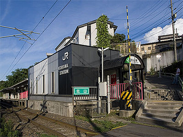 北山駅行バス「北中山三丁目」　徒歩4分（264m）