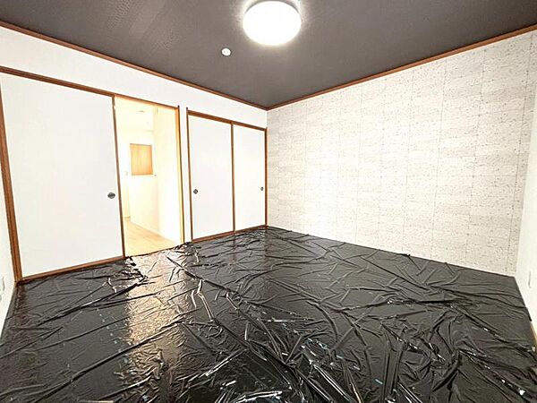 【和室8帖】2面採光の明るい室内。畳表替え・襖、障子貼替え済み。