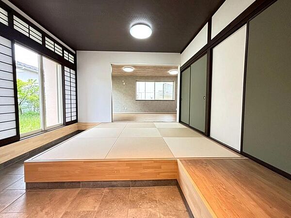 【和室9帖】玄関から繋がり靴のまま入れる仕様！来客用のお部屋としても。畳表替え・襖、障子貼替え済み。
