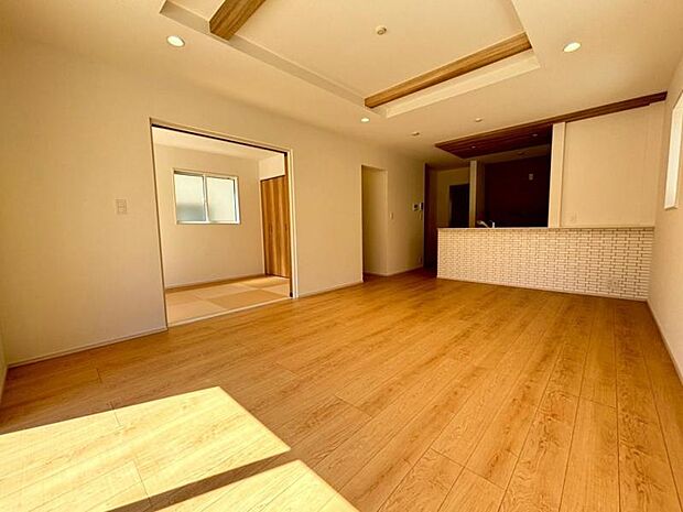 《1号棟》18.1帖LDK+5帖和室で広々。折り上げ天井で開放感をプラス+*