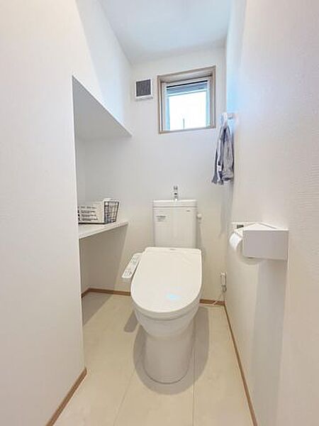 【トイレ】棚付き！トイレットペーパーのストックや掃除用具も置けて便利〇