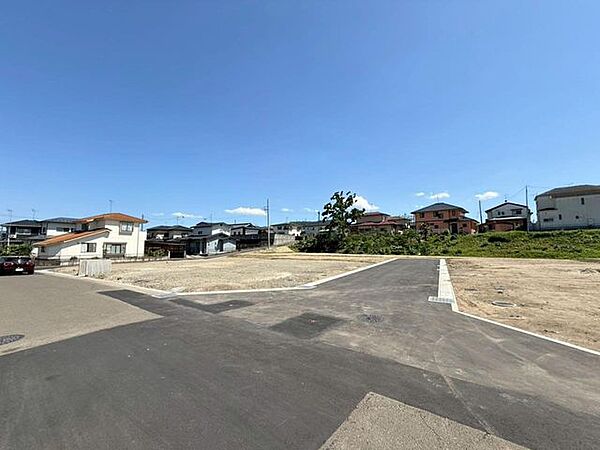 《現地写真》全12区画の大型分譲地・子育て安心の住環境です。