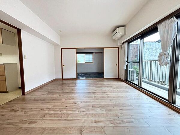 《リビング》陽当り良好な南東角部屋。