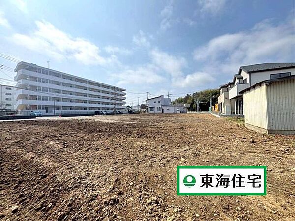 《現地》前面道路幅約6ｍの広さ。車の出し入れもスムーズです。