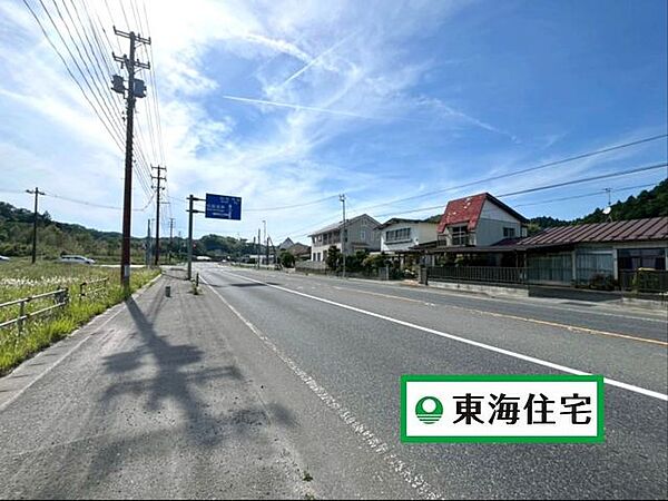 《前面道路含む現地写真》道路幅員13ｍと広々。駅徒歩7分・小学校コンビニ徒歩3分の立地です。