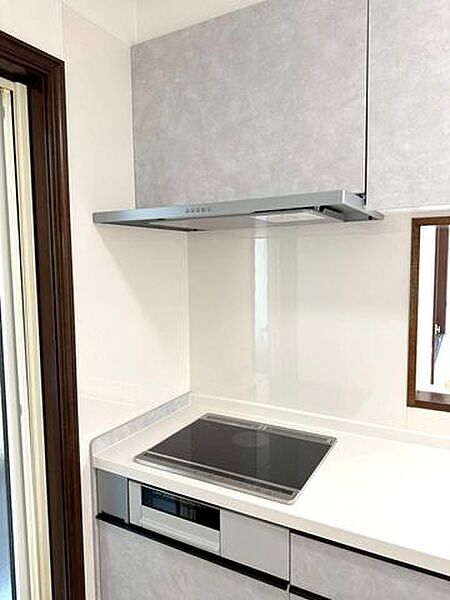 《IHクッキングヒーター》火を使わず安全で、お掃除しやすく綺麗が保てます！