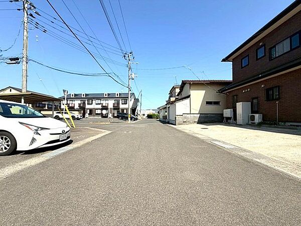 《前面道路》道路幅約6ｍ、車の出入りもスムーズです。