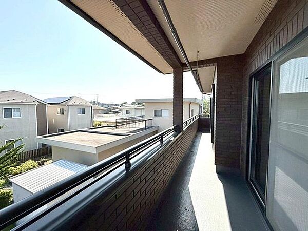 《バルコニー》3部屋から出入り可能！お布団干しやお洗濯も快適にできそうです。