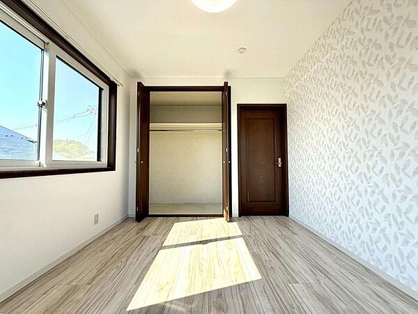 《洋室6.3帖》2面採光の明るい室内。収納付で子供部屋にも最適な広さ。