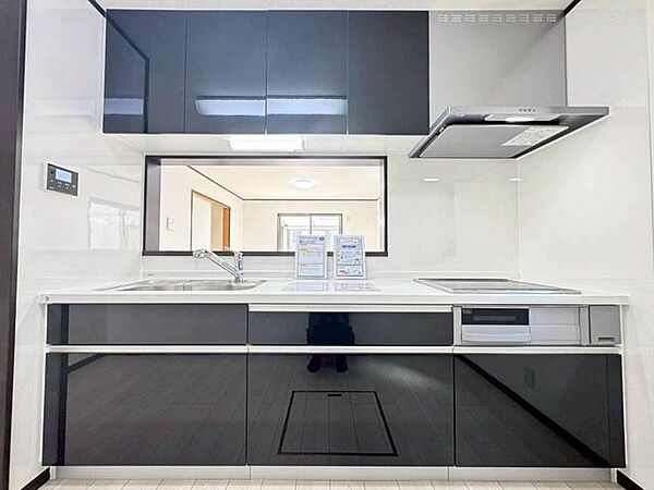 《キッチン》新規交換済み。新生活が気持ち良くスタートできそうです。IHクッキングヒーター採用。