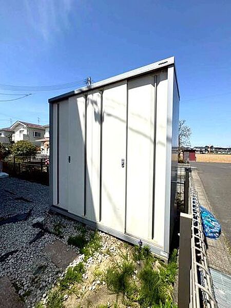 《物置》タイヤ・釣り道具等の外用具もスッキリ収納できる物置付き。