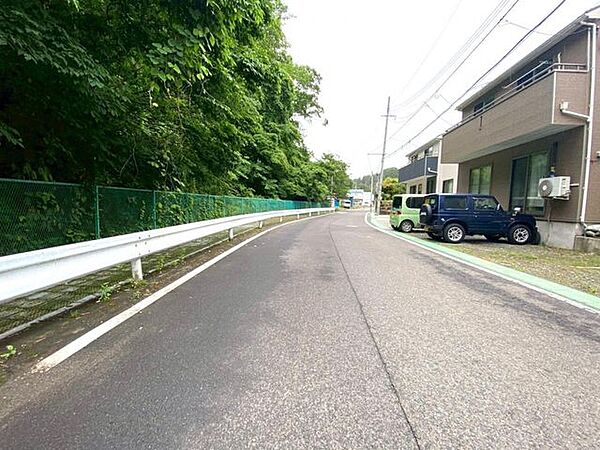《前面道路》幅約6ｍで車の出し入れもスムーズにできます。