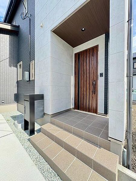 雨の当たらない玄関ポーチは外出時、帰宅時も何かと便利！