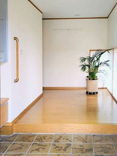 広く開放感のある玄関。窓もあり明るい空間です。