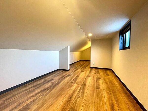 【小屋裏収納】シーズンオフの洋服など、お部屋には収納しきれない物も小屋裏収納があれば安心です！