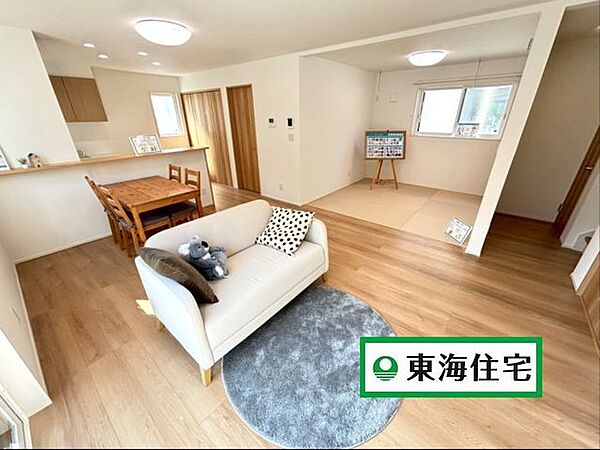 【D棟リビング】LDK16帖+和室4.5帖＝お子様もくつろぎやすい広々空間です＊