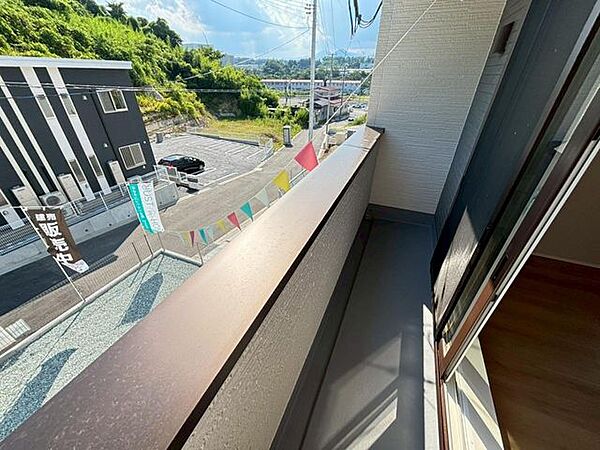 【D棟バルコニー】南面で日当たりの良いバルコニーで洗濯物もよく乾きそうです。