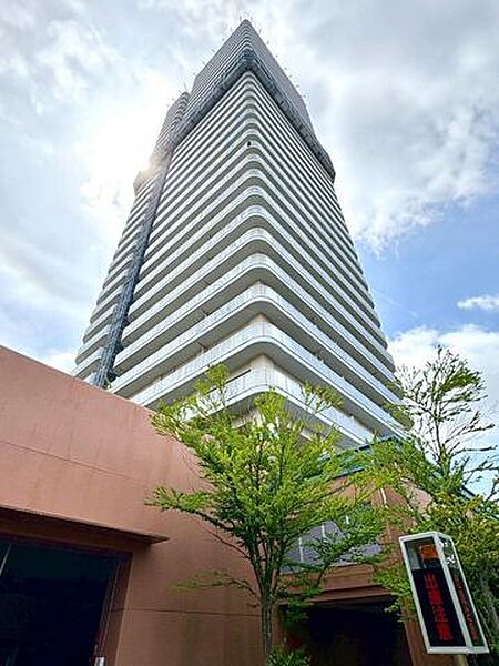 仙台泉線にそびえる三井不動産既分譲のタワーマンション。