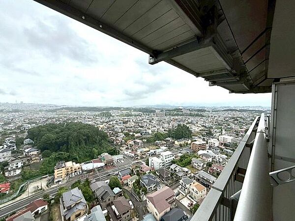 バルコニーからの眺め。19階からの眺めをぜひ現地でご覧ください＊・