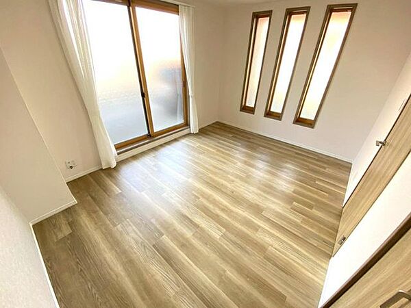 《1階洋室8.2帖》デザイン性のある窓・2面採光の明るいお部屋です＋＊