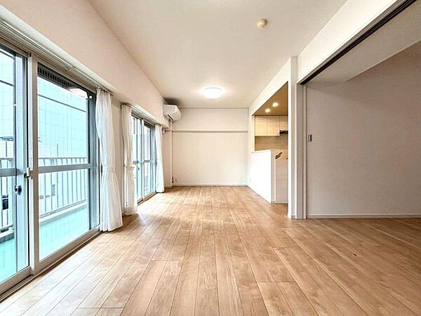 （リビング）南面からのたっぷりの陽光と心地よい風が舞い込む住まい＊