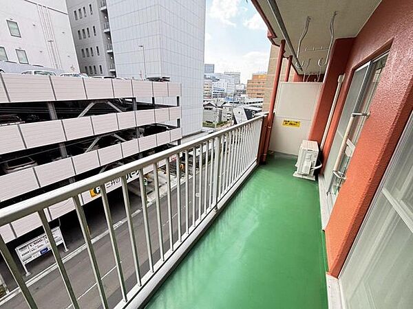 （バルコニー）前面棟無し×南向きで日当たり良好！布団が干しやすいロングバルコニー！