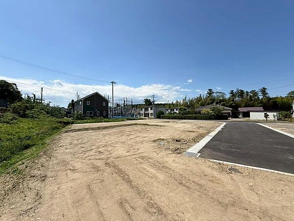 《現地写真》前面道路は約5.15ｍあるので車の出し入れも安心です。