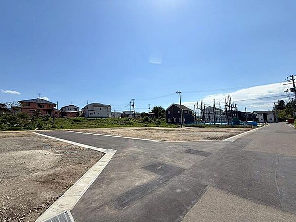 《現地写真》駅、小・中学校、小児科、幼稚園、公園が徒歩15分以内。