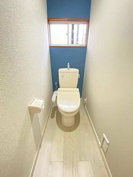 《トイレ》アクセントクロス採用のさわやかな空間。両フロアに設置、身支度に忙しい時間帯も安心です。
