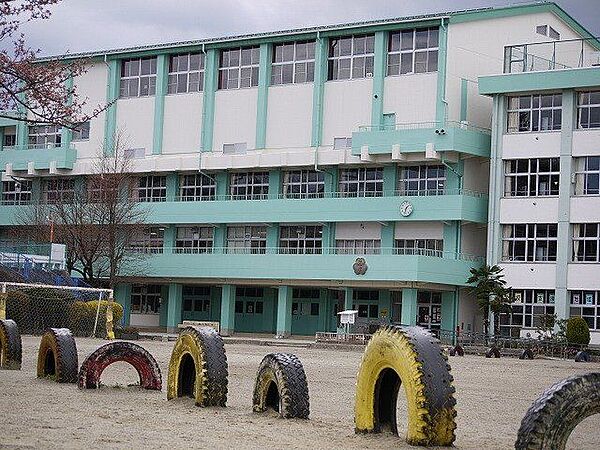 荒巻小学校　徒歩6分（453m）