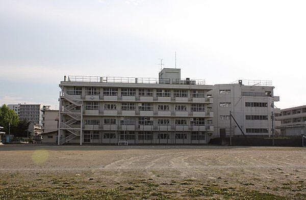 三条中学校　徒歩17分（1311m）