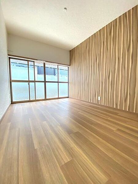《洋室6帖》アクセントクロス採用の温かみの感じられる空間です♪