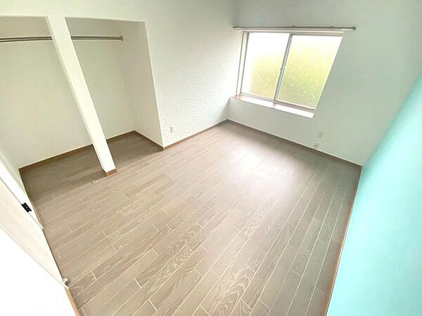 《洋室6帖》使い勝手の良い物入有り。