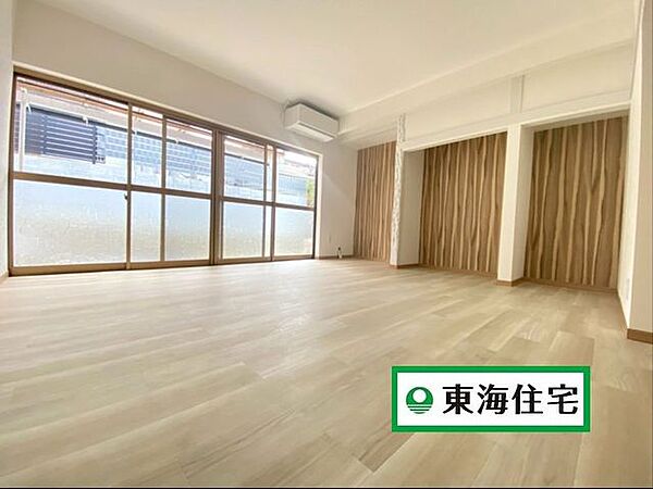 《洋室8帖》床・クロス・天井張替え済み。エアコン付♪収納豊富・陽当たり良好です＊＊