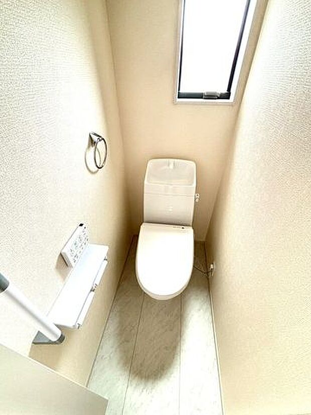 ウォシュレット付きの綺麗なトイレです。シンプルで使いやすいデザインです。
