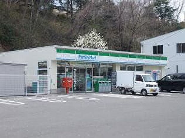 ファミリーマート川平一丁目店 徒歩9分。 670m