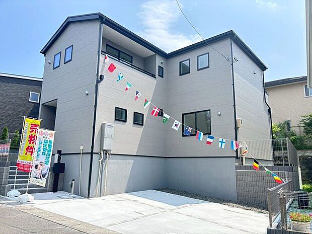 【加工無し外観画像】小中学校・コンビニ・スーパー全て徒歩圏内の便利な立地。