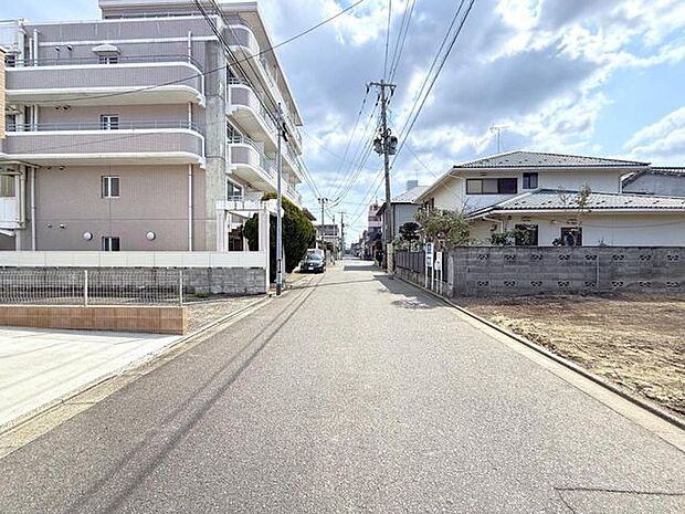 《前面道路》幅約5.7m、車の出し入れもスムーズです♪