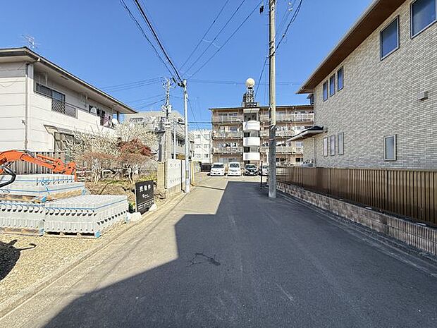 《前面道路》完成な住宅街ながら通勤・通学・お買い物に便利な立地。