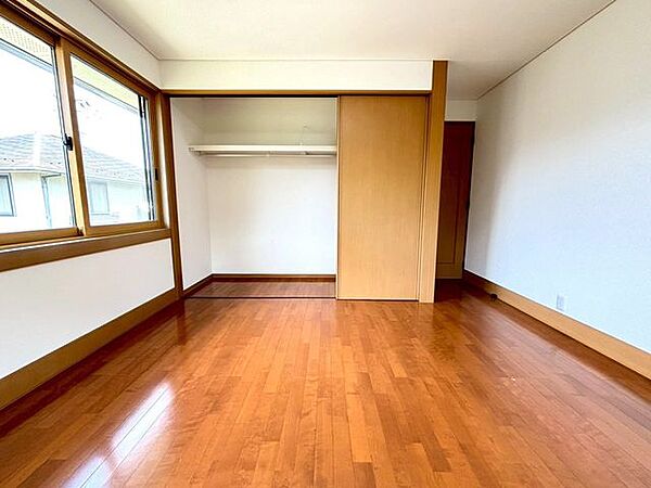 《洋室7.5帖》2階全居室2面採光の明るい室内。