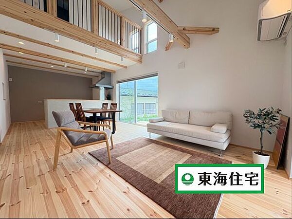 LDK上部吹抜・約18帖の広さで開放感○梁をあえて見せることでオシャレ度アップ！